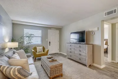 Image de Venus 206 is a 1 Br on Okaloosa Island steps from the pool and easy beach access