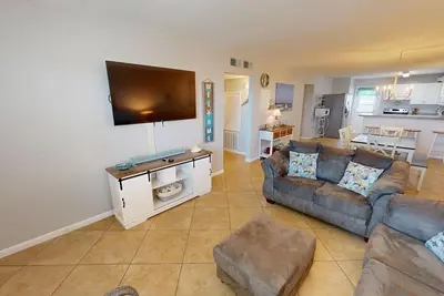 Image de Venus 306 is a 3 Br steps to Pool with easy beach access - sleeps 10