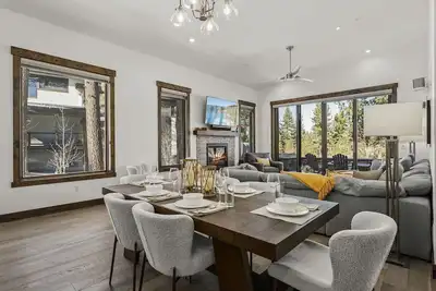 Image de Modern Mountain Escape with Hot Tub, Bbq, Fire Pit, and Ev Charger
