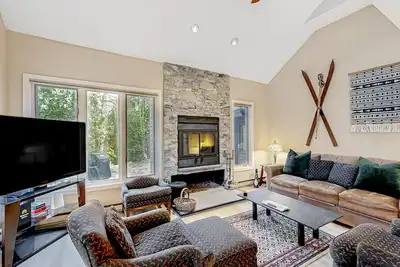 Image de All-season landing pad with resort amenities, mtn views, & W/D - dog-friendly