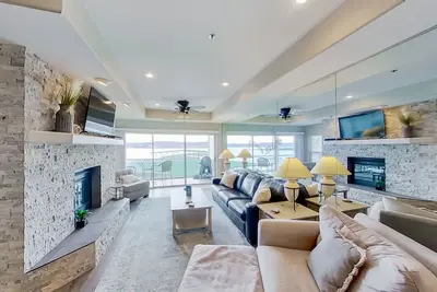 Image de Updated lakefront condo with great lake views, pool, electric grill, deck, & W/D