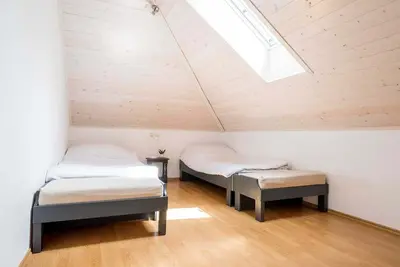 Image de Dusk private room with shared bathroom