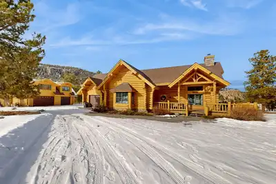 Image de Charming cabin surrounded by trees with deck, grill, fireplace, games, & W/D