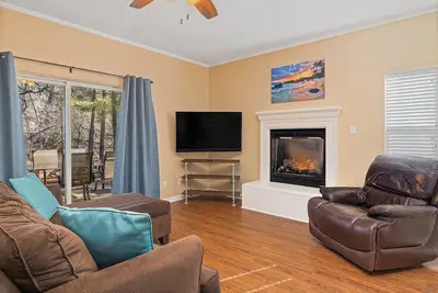 Image de Snowbird-friendly retreat  hot tub, pool, creek views, wifi, grill, & fireplace