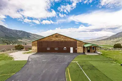 Image de Spacious aviation themed home w/ spectacular views.