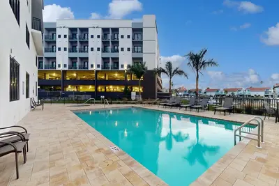 Image de Sunlit & colorful beach condo with pool, hot tub, & balcony - near shore & shops