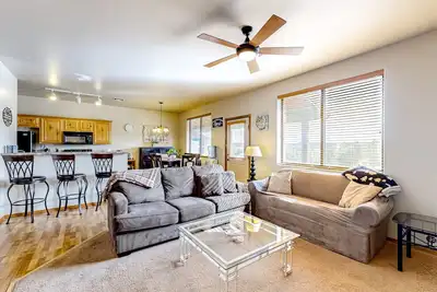Image de Charming & sunlit cabin with balcony - near the lake, hiking trails, & golf