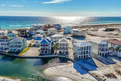Image de Casa Blanca-Waterfront 4 bed, 3 bath home in Sailmaker Cove on Navarre Beach!