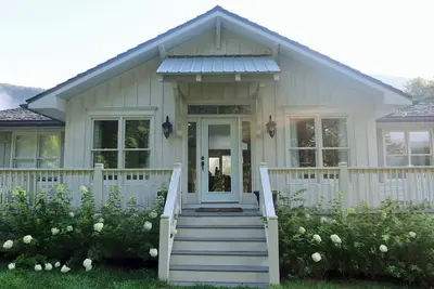 Image de Ranch Retreat: Acres of pristine pasture land with mountain views awaits you!