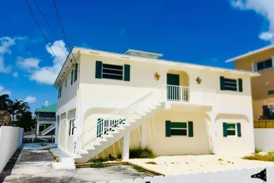 Image de Beautiful 3 bed 2 bath deep water canal front home
