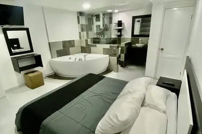 Image de Acogedora suite para parejas con jacuzzi en la habitación a 2 min del centro