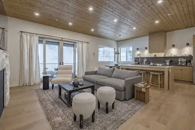 Image de Modern Duplex w/ private hot tub, Ev charger & media room - pet friendly too!