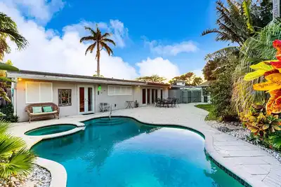 Image de Spacious & sunny retreat with private pool & patio - near beaches & golf