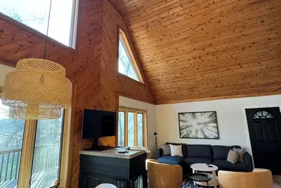 Image de Relaxing Lakefront Gem: Cozy Cabin, Hot Tub & Private Shoreline, Sleeps 8!