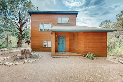 Image de This loft style home is a perfect romantic getaway! Near to shopping and hiking!