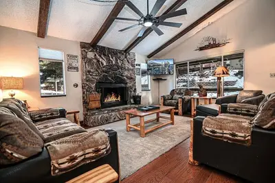 Image de Ponderosa Cabin- Private Hot Tub, Close to Beach & Casino's- Id# Zk750