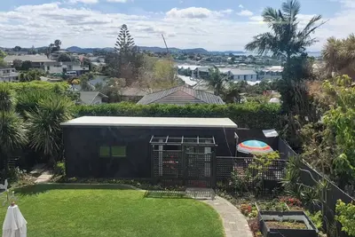 Red Beach Garden Cottage: Where cozy meets convenience!