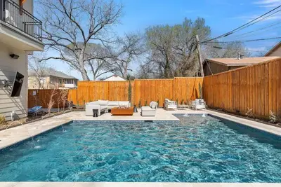 Image de Salt Water Heated Pool-Farmhouse Vibing Downtown