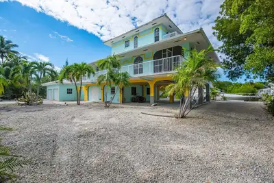 Image de Gorgeous 3 Bed 2 Bath Canal Front home with great boating access