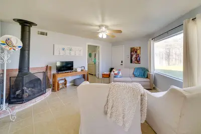 Image de Cozy Bandera Cottage w/ Medina River Access!