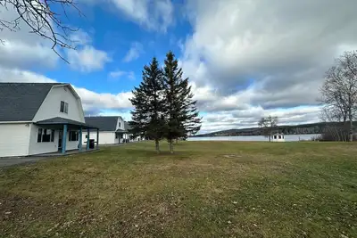 Image de Cabin 1: Renovated Lakefront Retreat: Sleeps 10• Bbq•Kayaks•Firepit•Private Dock