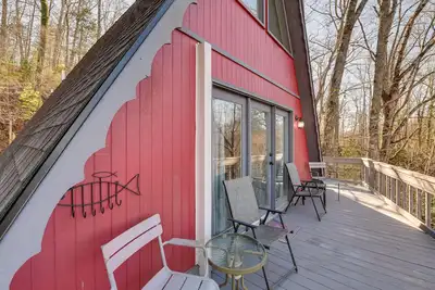 Charming Franklin Cabin with Deck: Stunning Views!