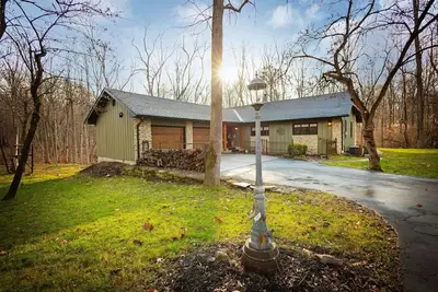 Image de Cozy Wooded Lodge - 15 mins to Indy