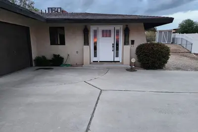 Image de Safe & Conveniently Located Private Home with Office
