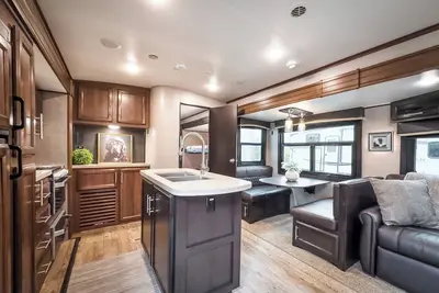 Image de Rv 1 Hill Top with amazing Lake Views c/w Queen Bed and Bunks