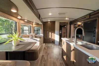 Image de Rv 2 Enjoy Lake Sunsets w/ 38' Bunkhouse at the Beach