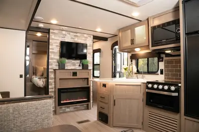 Image de Rv 4 Luxury Fireplace Bunkhouse Meets High End Camping