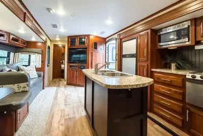 Image de Rv 6 Spacious Bunkhouse w/ Gaming Chairs w/ Privacy