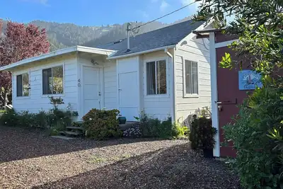 Stinson Beach Cottage - 1 Minute Walk to Beach, in Town with Amenities Galore!