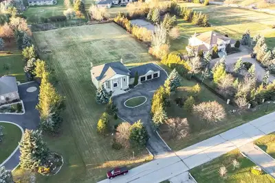 Image de Luxury Castlemore Estate Spacious Lot With Parking