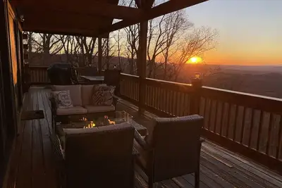Image de Amazing Log Cabin off Blue Ridge Parkway with Mountaintop Views over Mt Airy