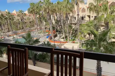 Image de Spectacular Penthouse condo with resort style amenities steps from the beach