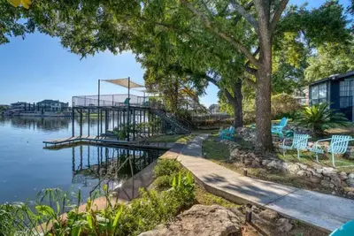 Image de ParadiZe on Lake Lbj Open water 6 Bed 5 Bth Boat slip 2 jet ski ramps