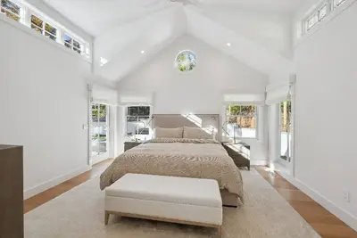 Image de Brand New in Amagansett. Walk to beach & town. Pool, hot tub, sport court!