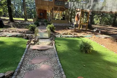 Image de Romantic couples getaway in the treetops.