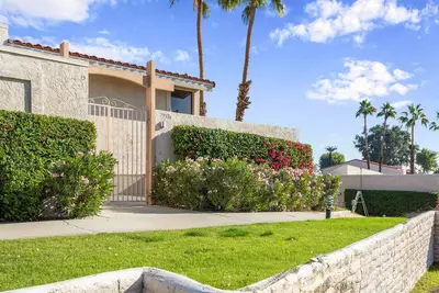 Image de Mid-Century Modern Oasis