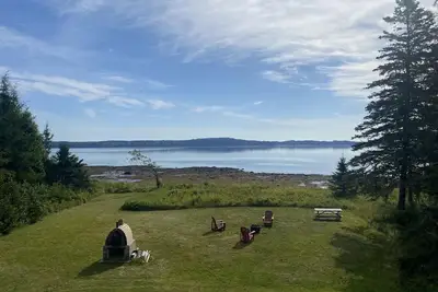 Image de Bold coast at its finest! Beautiful home on the water just outside Eastport