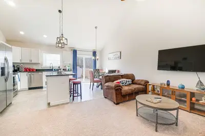 Image de Coastal Virginia Home w/ Private Beach Access!