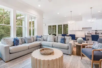 Image de Newly built 6 bedroom home located at the end of a cul-de-sac for privacy. Large screened in porch