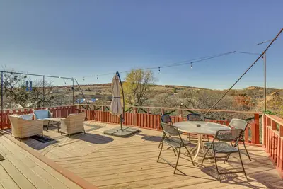 Image de Medicine Park Getaway: Kayaks, Deck & Mtn Views!