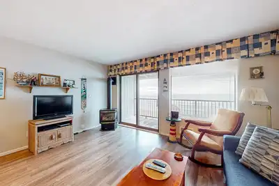 Image de Oceanfront condo with amazing view, fireplace, balcony & beach access