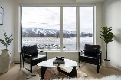 Image de The Luxury Black Rose Chalet at The Blue Mountains - New Build w/ Bbq & Hot Tub