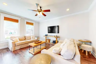 Image de Snowbird-friendly home in gated community with hot tub, pool, balcony, & grill