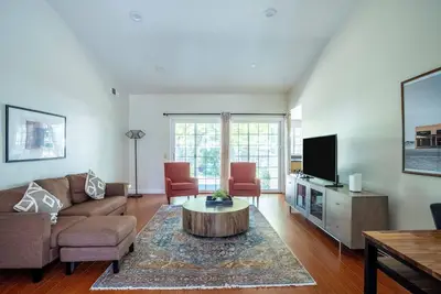 Image de Sleek Foster City 4br w/ Backyard, close to Parks & Shops, by Blueground