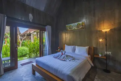 Image de Vue sur la piscine! Chambre industrielle sereine de 1 chambre à Abiansemal