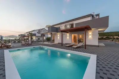 Image de Maison moderne et spacieuse avec piscine